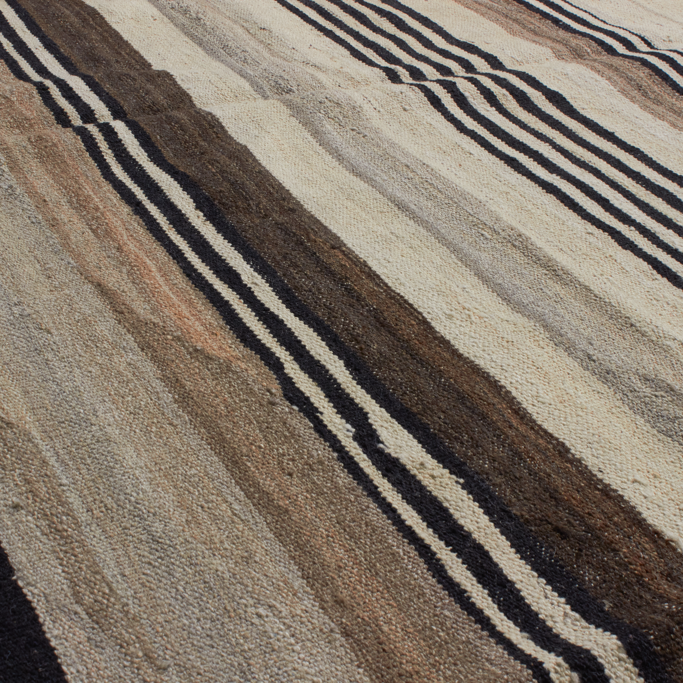 Revered for its lustre and soft hand, the natural qualities of wool from ancient Karakul sheep are honoured through restraint and refinement.