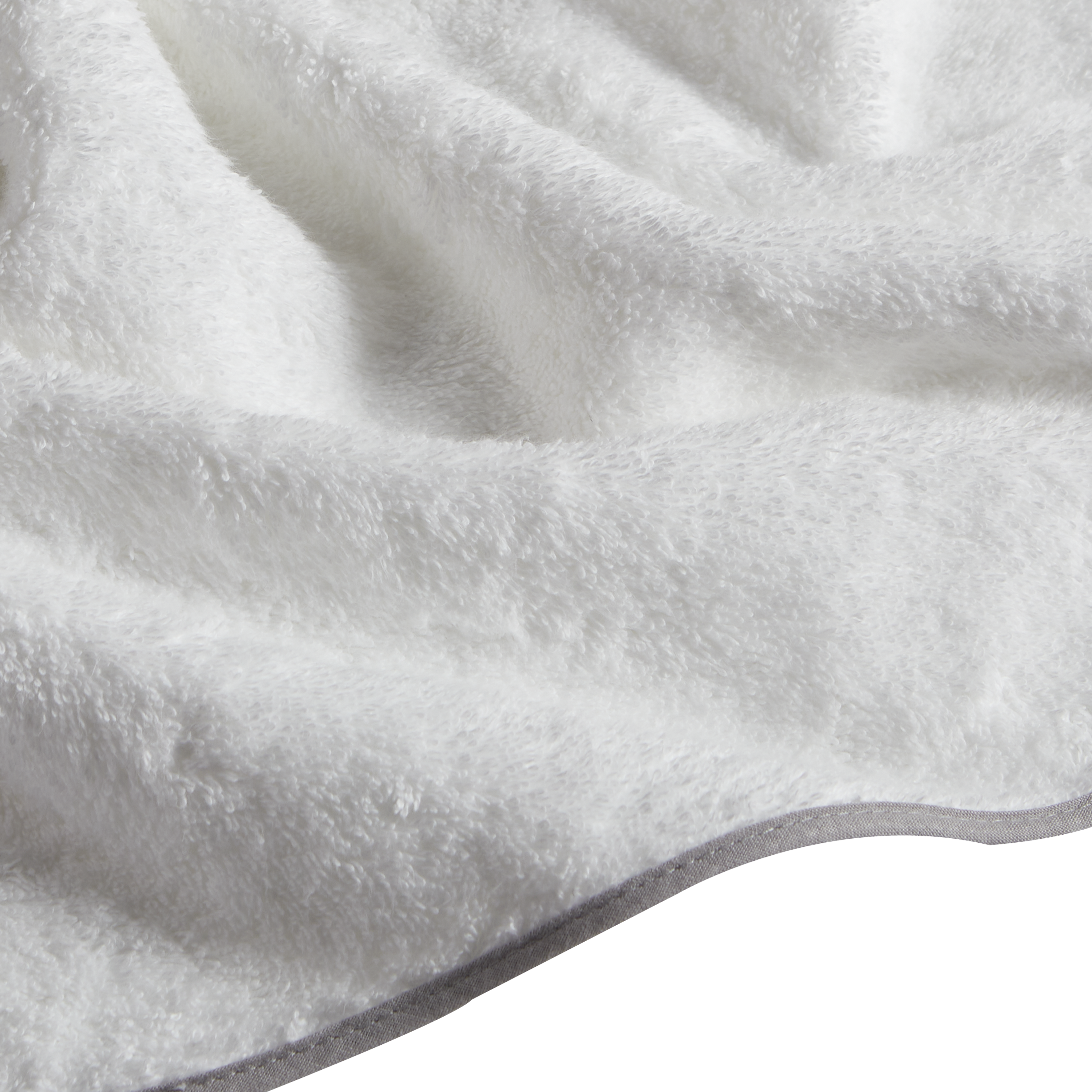 Made from luxurious long-staple cotton, Hudson features tailored cotton piping in white, black, grey or charcoal.