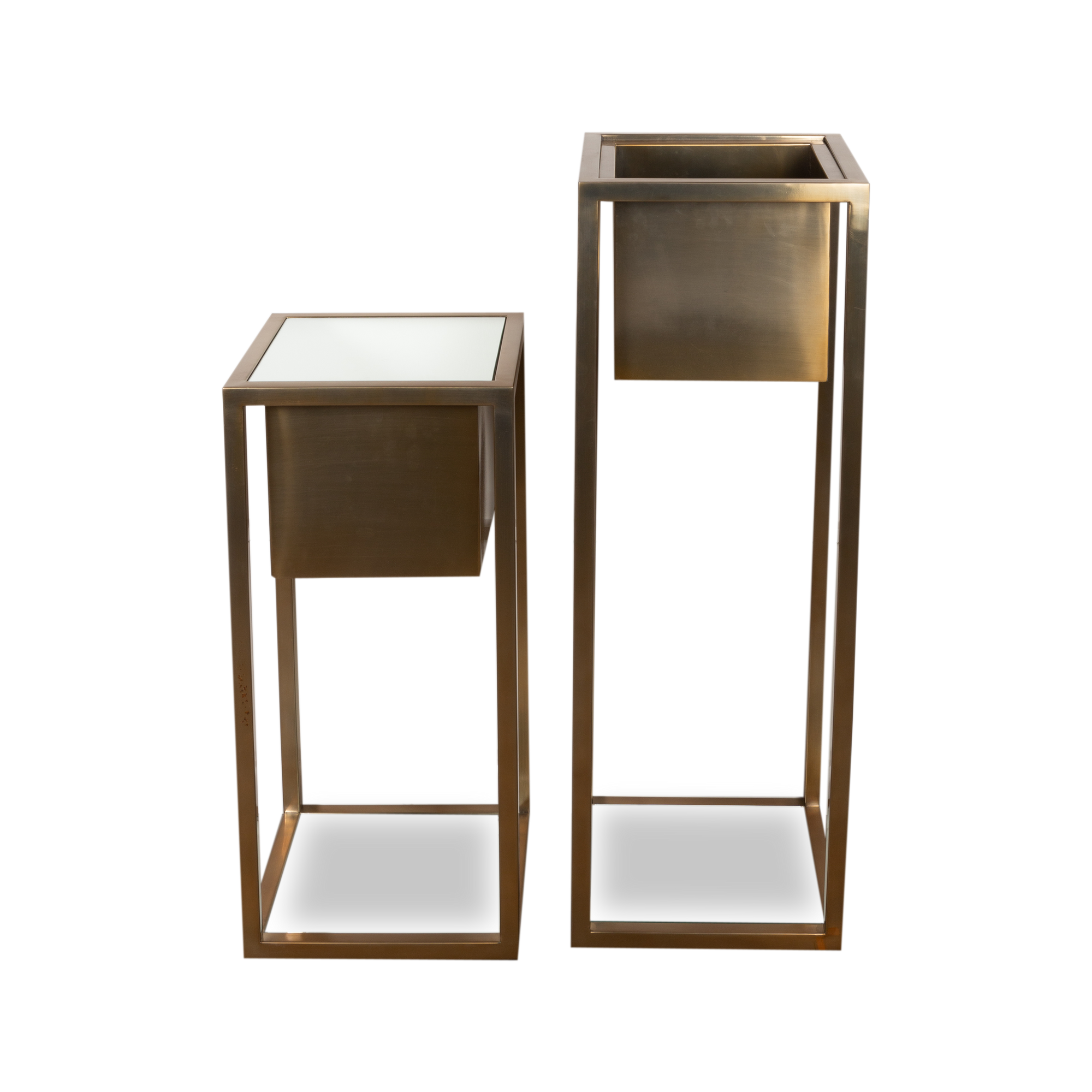 The Cuboid Brass Planter is made of a shiny brass finished steel frame with a glass mirrored bottom and optional mirrored top when used as an optional pedestal.